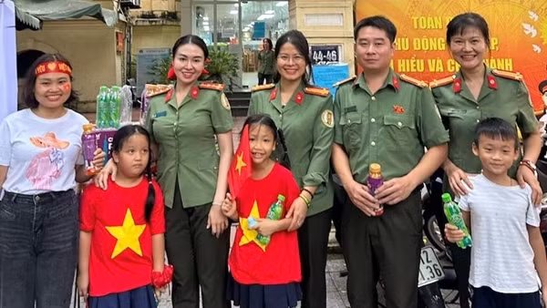 Cán bộ Cục Quản lý xuất nhập cảnh tặng nước, hỗ trợ người dân