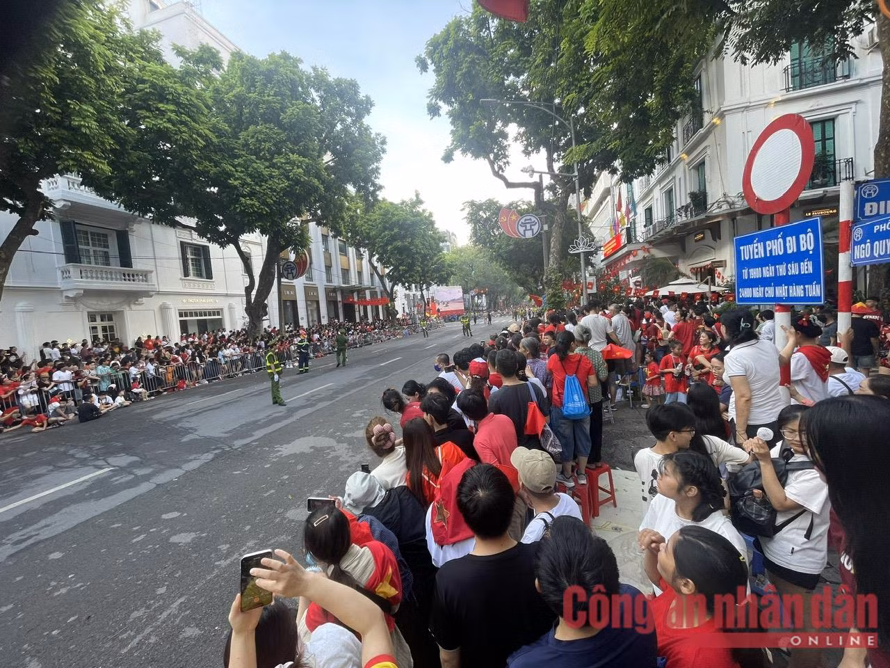 Đi trong vòng tay nhân dân -0