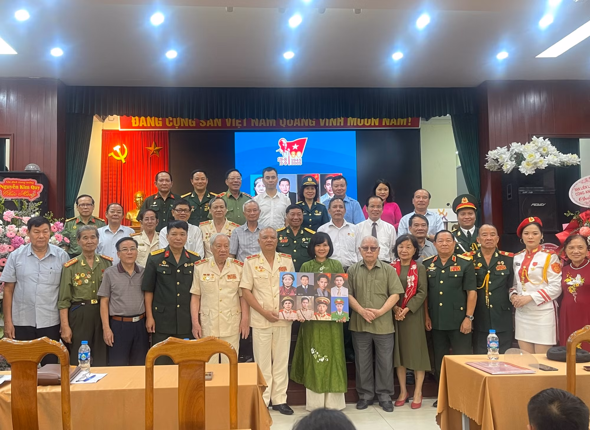 Ban liên lạc Công an chi viện chiến trường miền Nam trao tặng di ảnh chân dung anh hùng, liệt sĩ cho bảo tàng -0