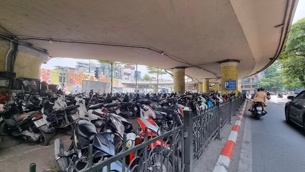 Di dời ngay các bãi trông giữ xe sau vụ cháy dưới gầm cầu Vĩnh Tuy