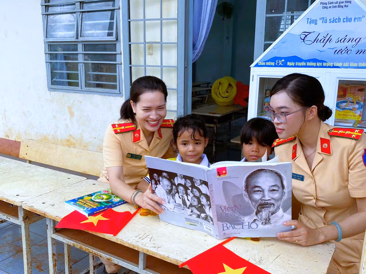 Tiếp sức học sinh nghèo vùng biên giới -0