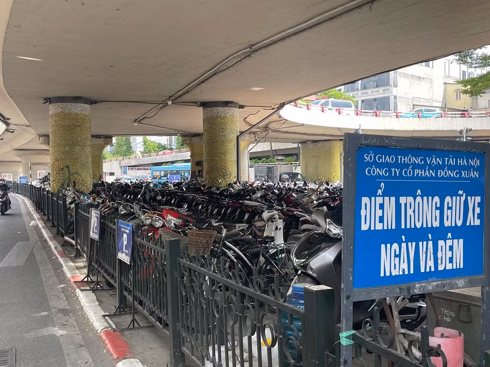 Hàng loạt bãi gửi xe vẫn “án binh” dưới gầm cầu -0