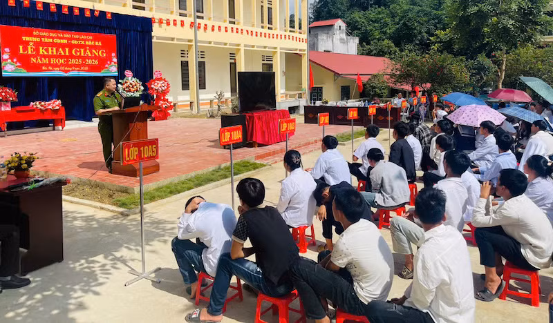 Công an xã trao tặng 25 chiếc xe đạp và 10 suất học bổng, trị giá khoảng 100 triệu đồng cho học sinh có hoàn cảnh khó khăn -0