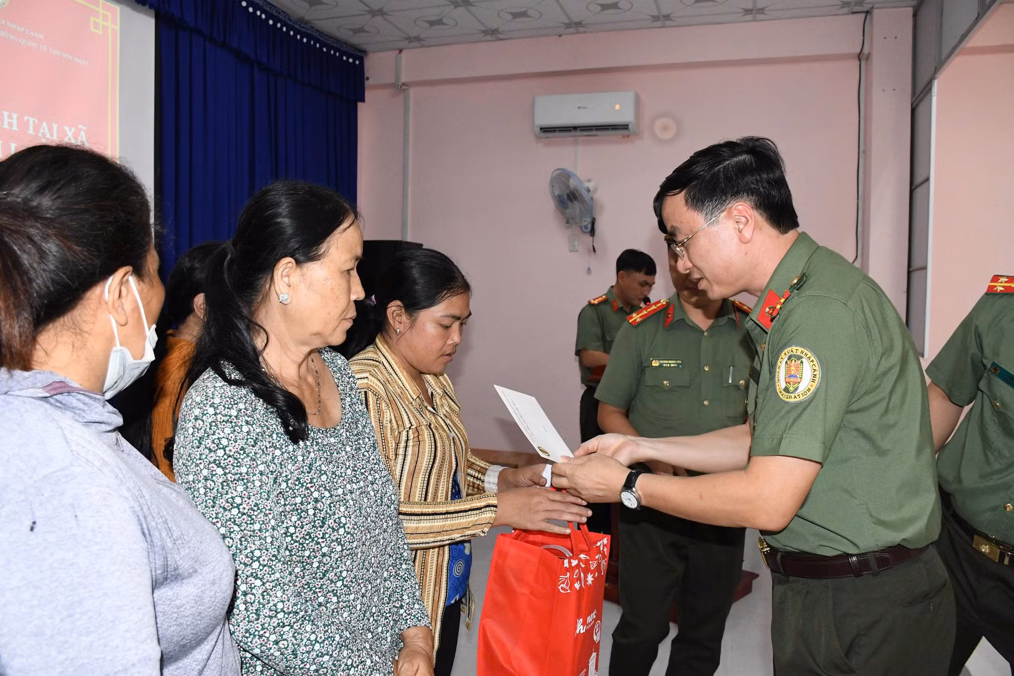 Công an Cửa khẩu Cảng HKQT Tân Sơn Nhất trao tặng nhà 19/8 tại Vĩnh Long -1
