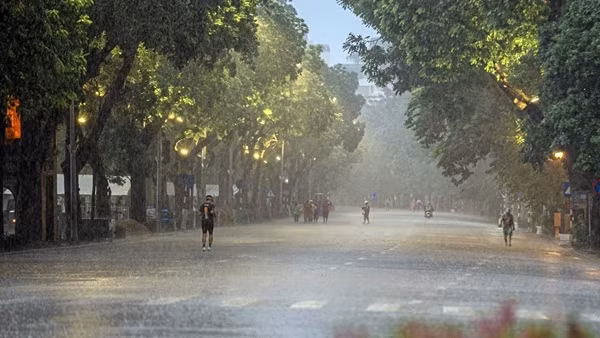 Miền Bắc chuyển mưa dông, bớt oi bức