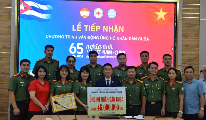 Công an cửa khẩu Cảng hàng không quốc tế Nội Bài trao tiền quyên góp, ủng hộ nhân dân CuBa -0