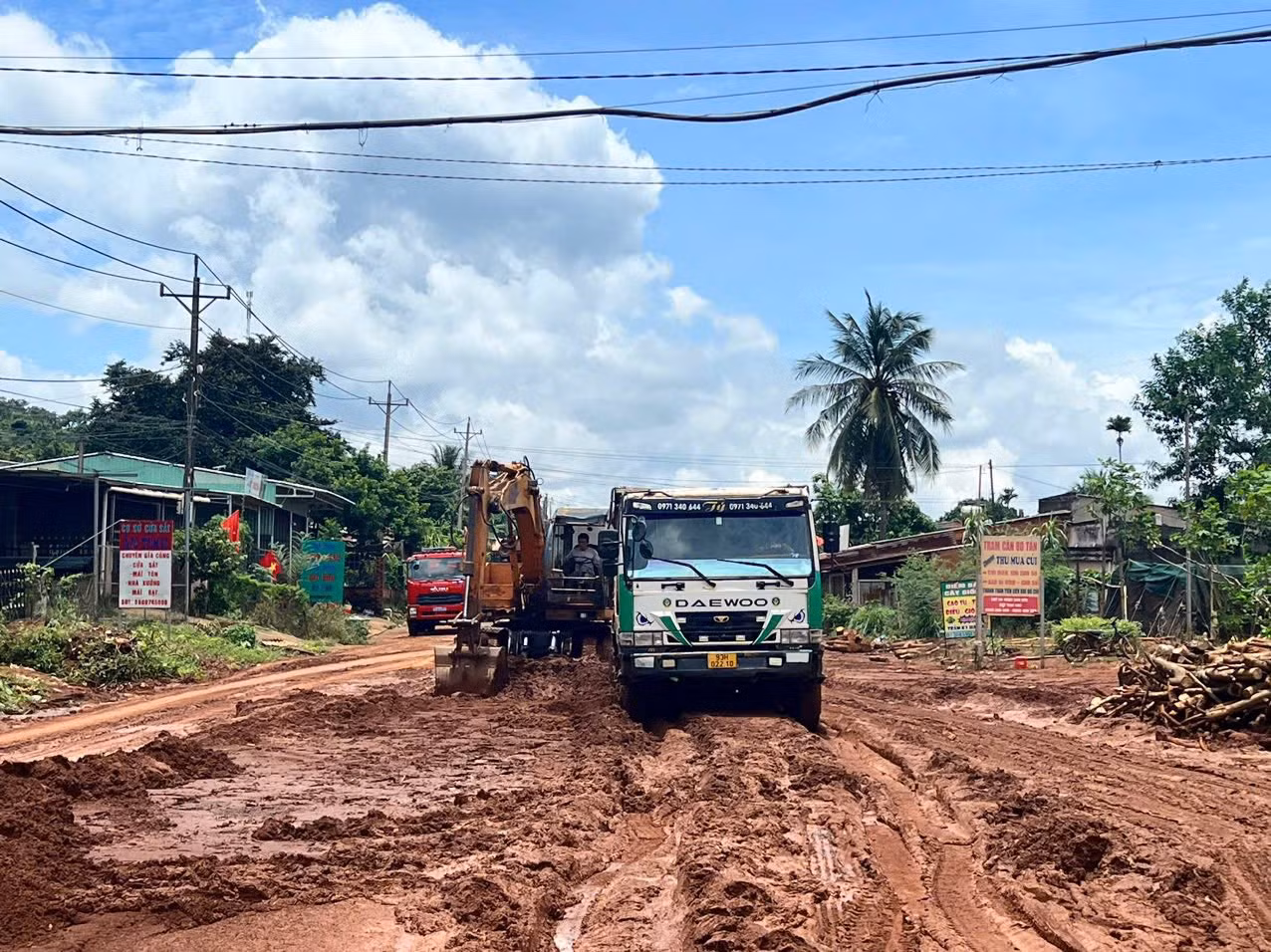 Khẩn trương khắc phục sạt lở, bảo đảm giao thông an toàn dịp Lễ Quốc khánh 2/9 -0