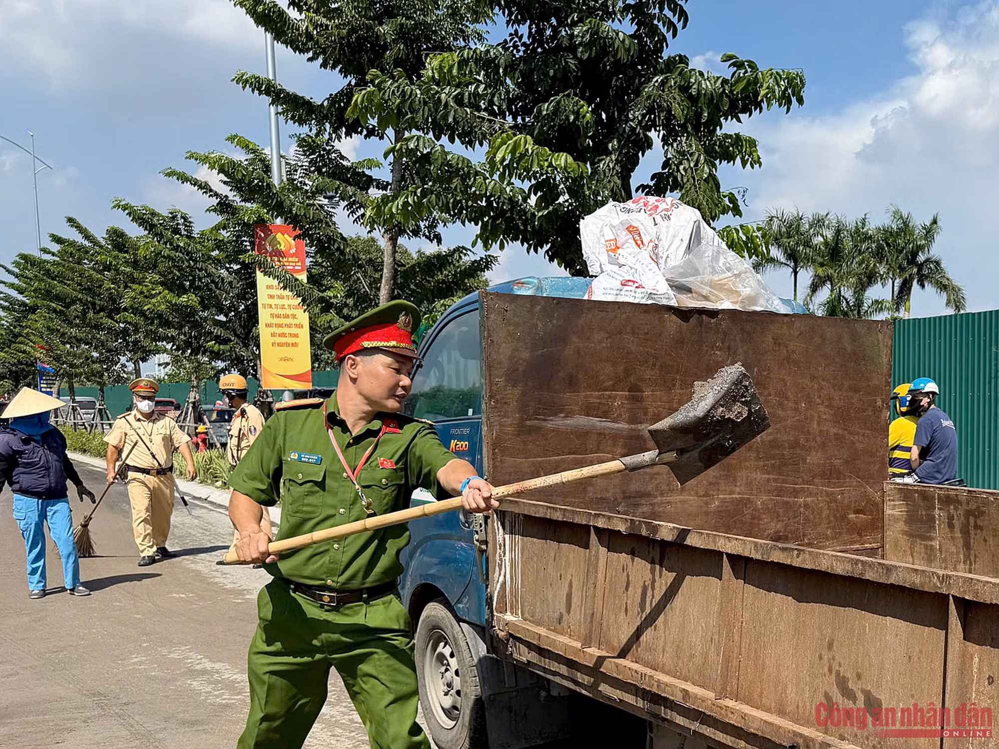Cảnh sát truy tìm tài xế làm đổ dầu ra đường rồi bỏ đi ảnh 3 Cảnh sát truy tìm tài xế làm đổ dầu ra đường rồi bỏ -0