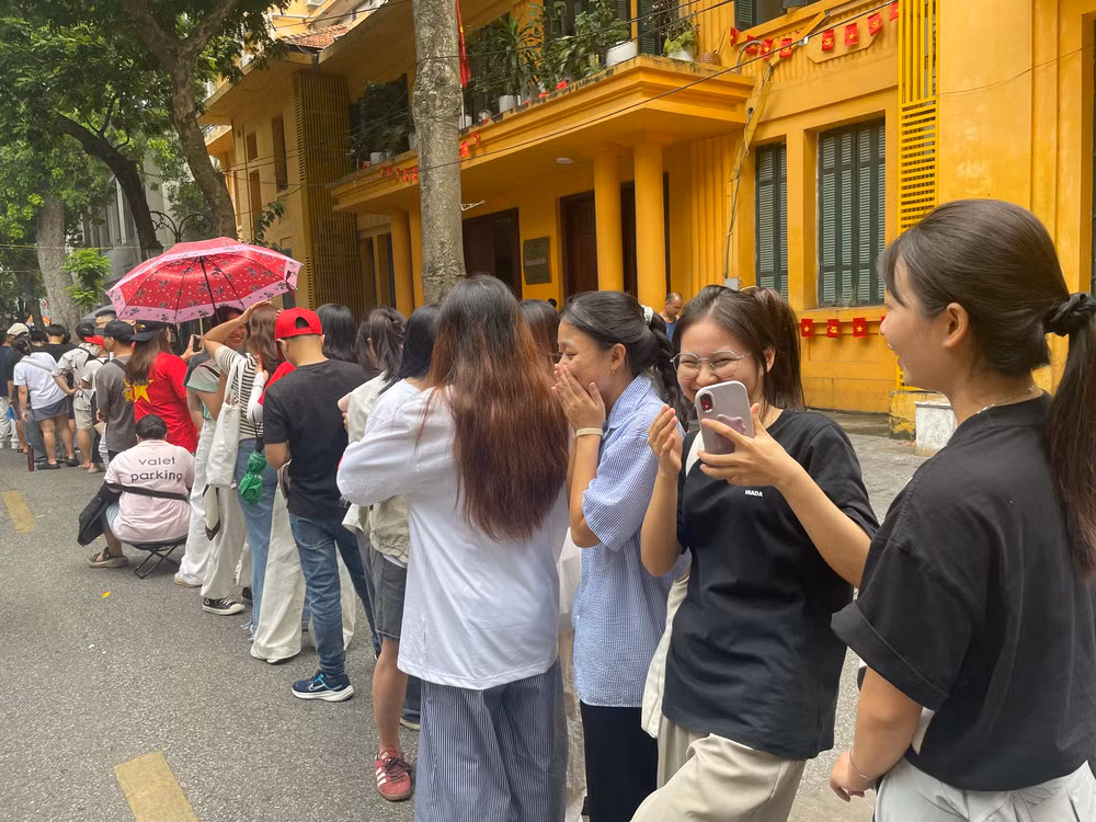 Đông đảo người dân xếp hàng quanh Bưu Điện Bờ Hồ đón chờ mô hình 3D Lăng Chủ tịch Hồ Chí Minh -0