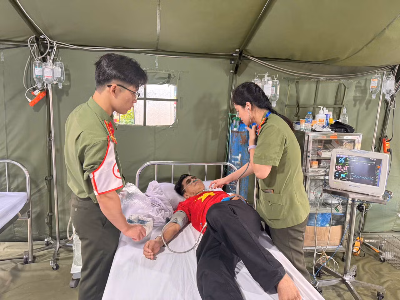 Y tế CAND sơ cấp cứu cho hơn 300 trường hợp trong ngày Đại lễ -0