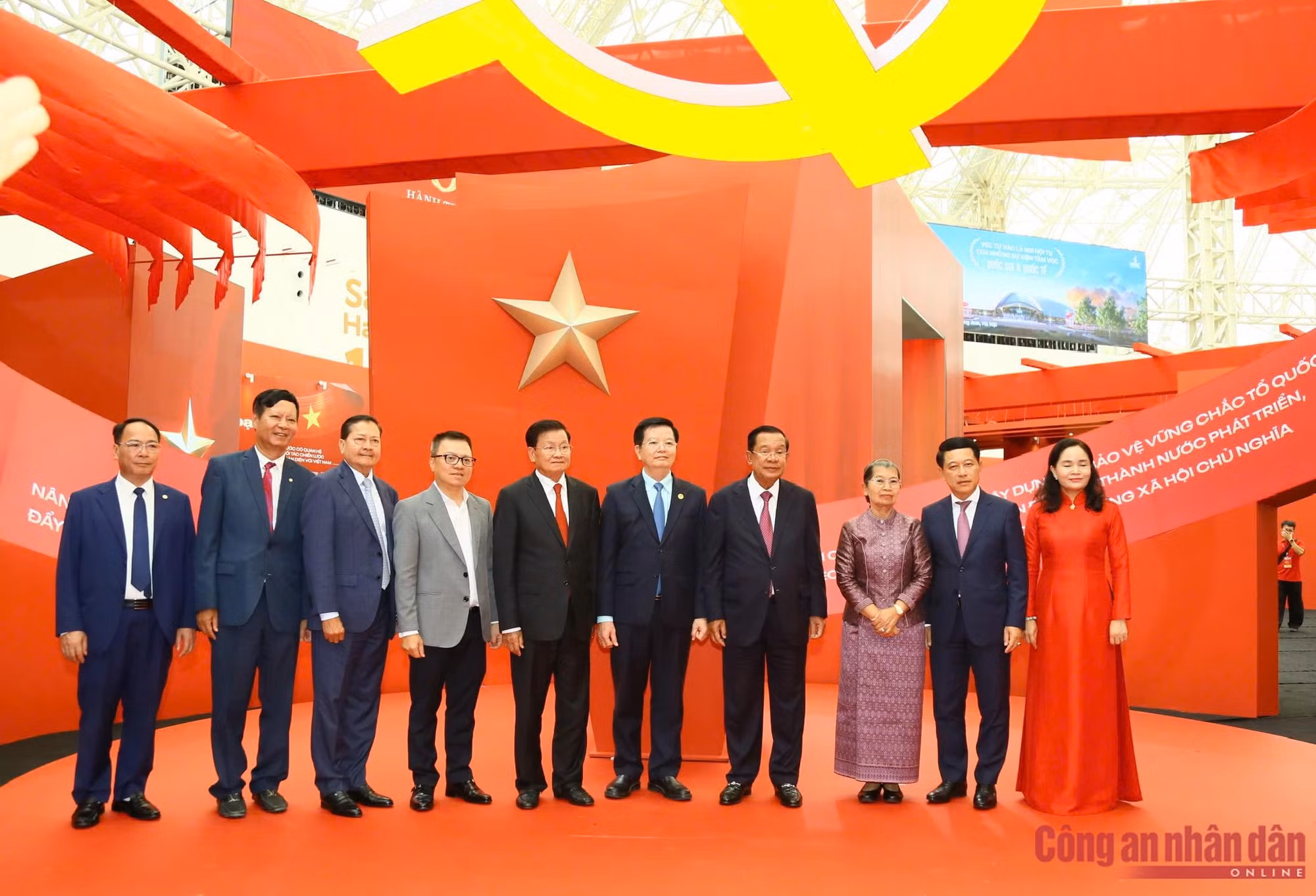 Lãnh đạo hai nước Lào, Campuchia thăm Triển lãm thành tựu đất nước -0