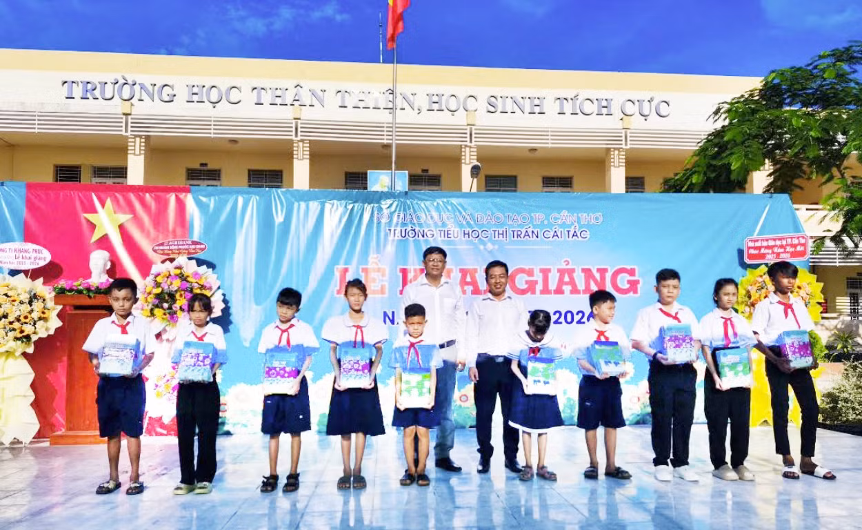 Sách giáo khoa của Nhà xuất bản Giáo dục Việt Nam kịp thời đến với học sinh vùng khó -0