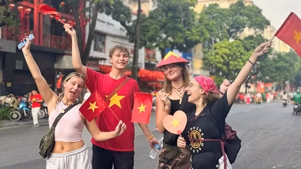 Du khách nước ngoài hào hứng đón diễu binh, diễu hành tại Hà Nội