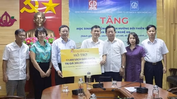 Sách giáo khoa của NXBGDVN kịp thời đến với học sinh vùng khó