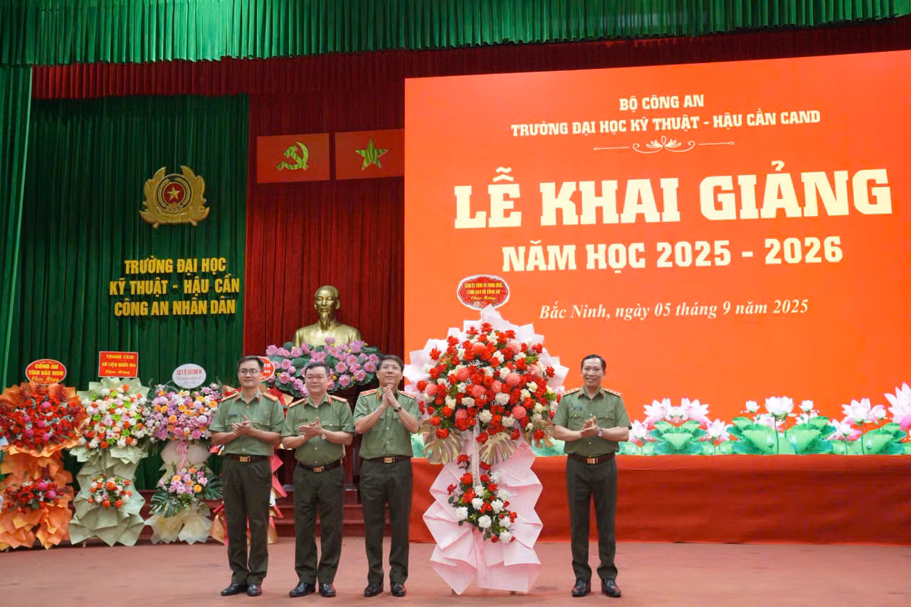 Thứ trưởng Lê Văn Tuyến dự lễ khai giảng tại -0