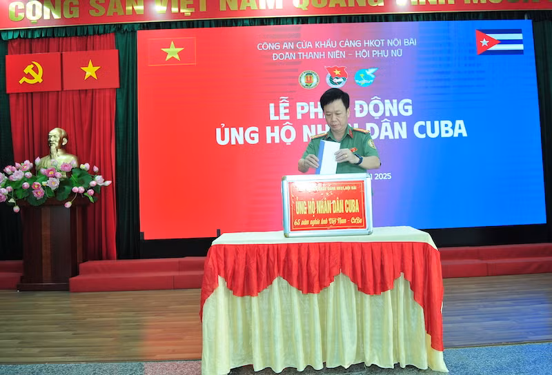 Công an cửa khẩu Cảng hàng không quốc tế Nội Bài trao tiền quyên góp, ủng hộ nhân dân CuBa -0