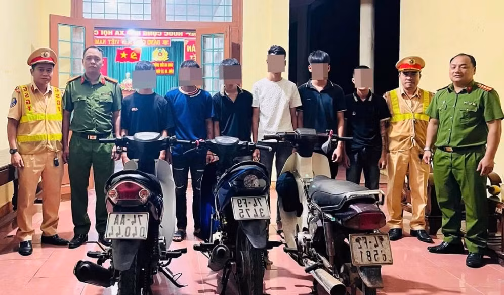  Triệu tập xử lý nhóm thanh thiếu niên lạng lách, đánh võng, đánh nhau trên đường -0