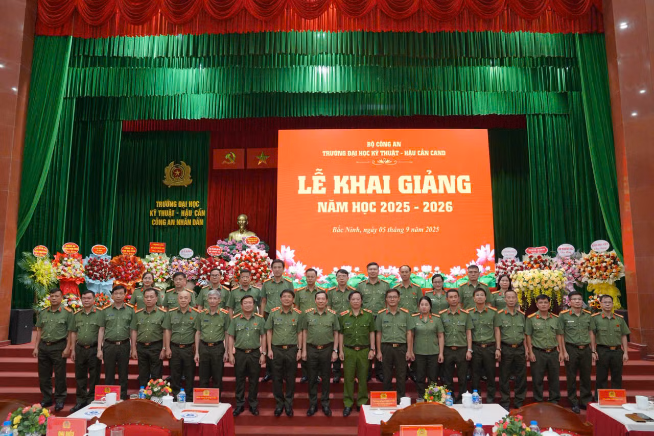 Thứ trưởng Lê Văn Tuyến dự lễ khai giảng tại -0