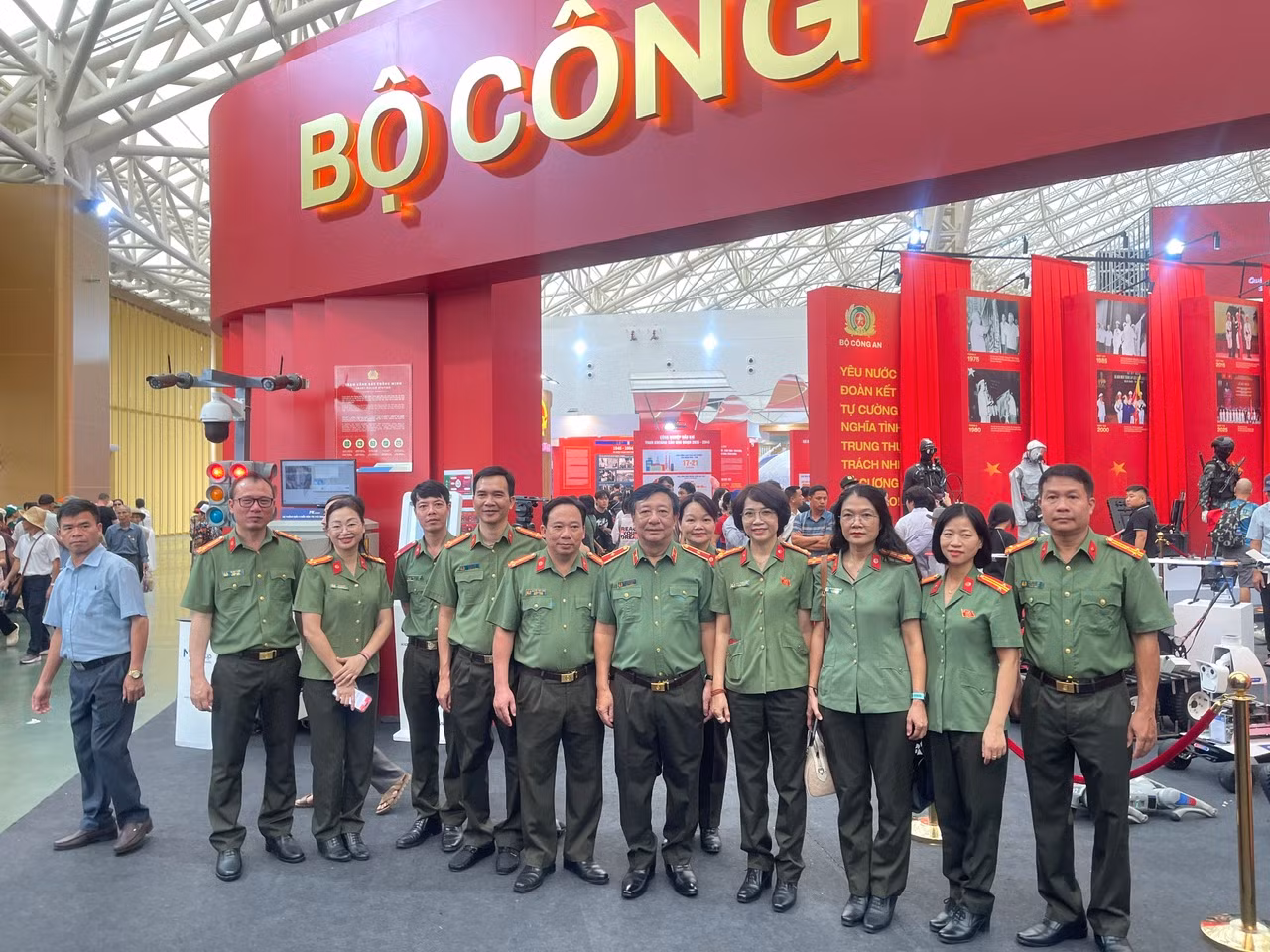 Đoàn đại biểu Cục Truyền thông CAND tham quan không gian triển lãm 80 năm thành tựu đất nước -0