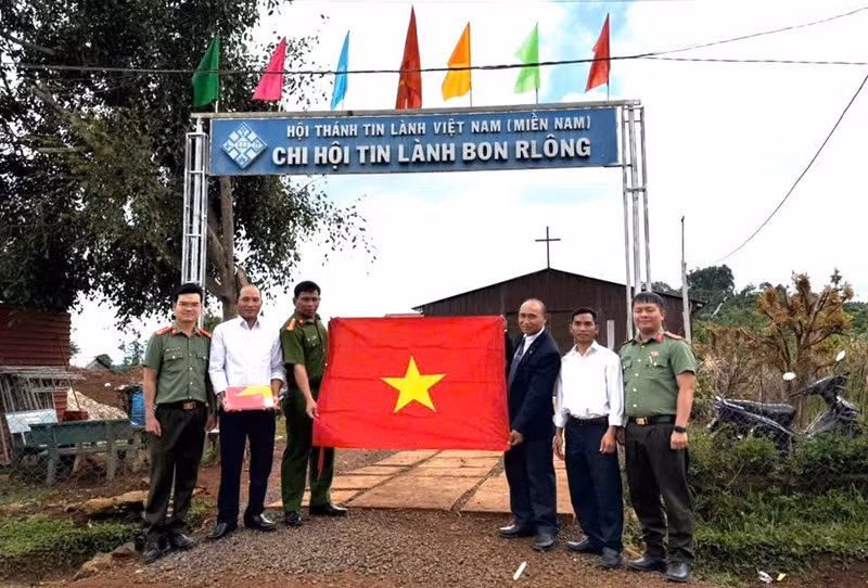Đồng bào các tôn giáo vùng xa hân hoan treo cờ Tổ quốc -0