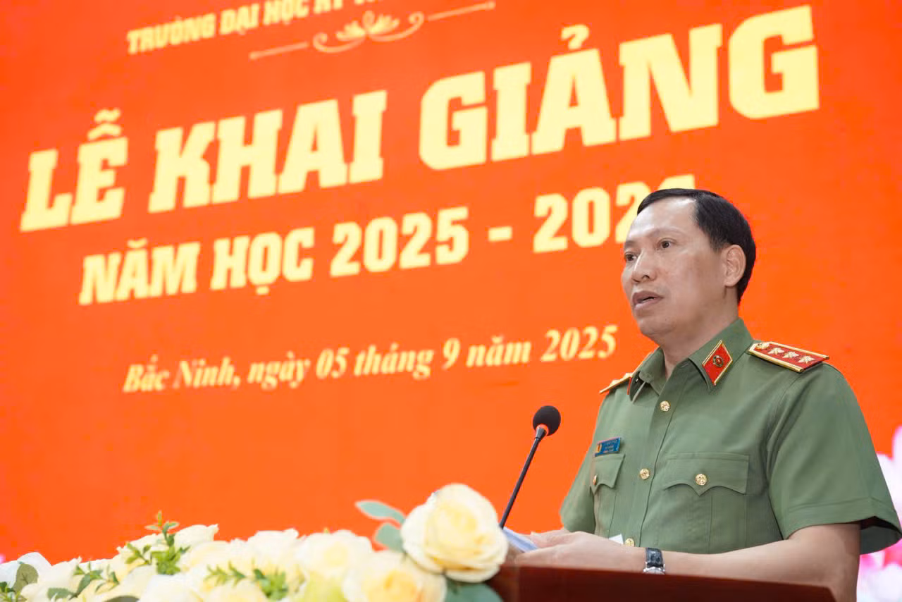 Thứ trưởng Lê Văn Tuyến dự lễ khai giảng tại -0