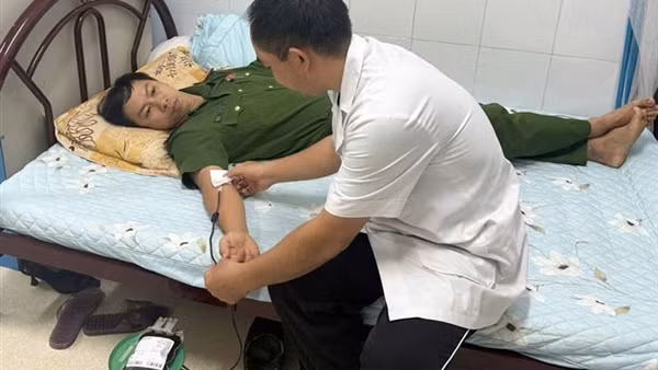 Phó Trưởng Công an xã Thuận Châu hiến máu cứu người&nbsp;qua cơn nguy kịch