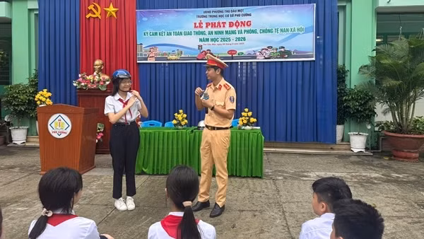 Tuyên truyền, ký kết chấp hành Luật Giao thông cho học sinh đầu năm học mới