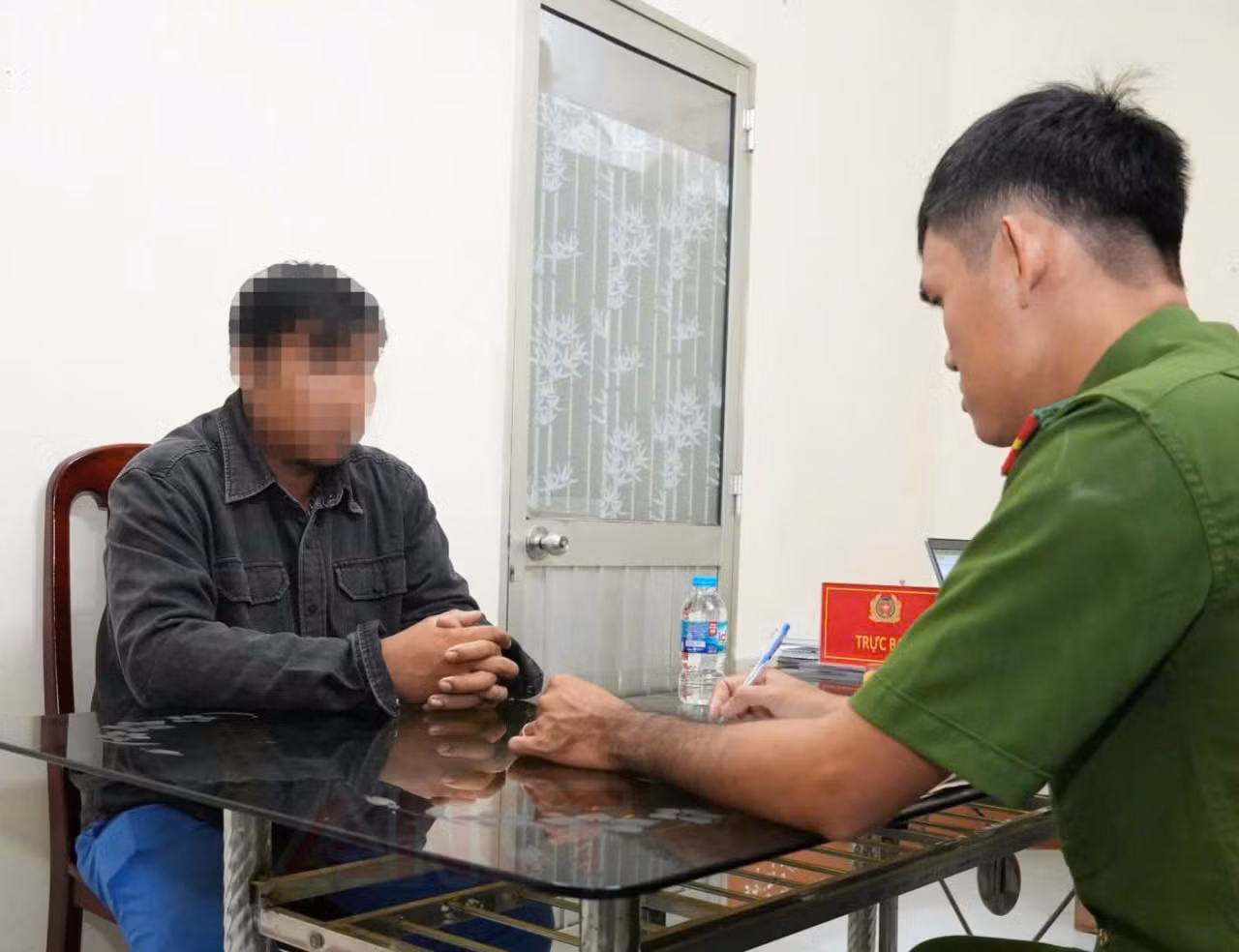 Làm việc với đối tượng đăng tải bài viết, video clip xuyên tạc về Đảng, Nhà nước, Bộ Công an -0