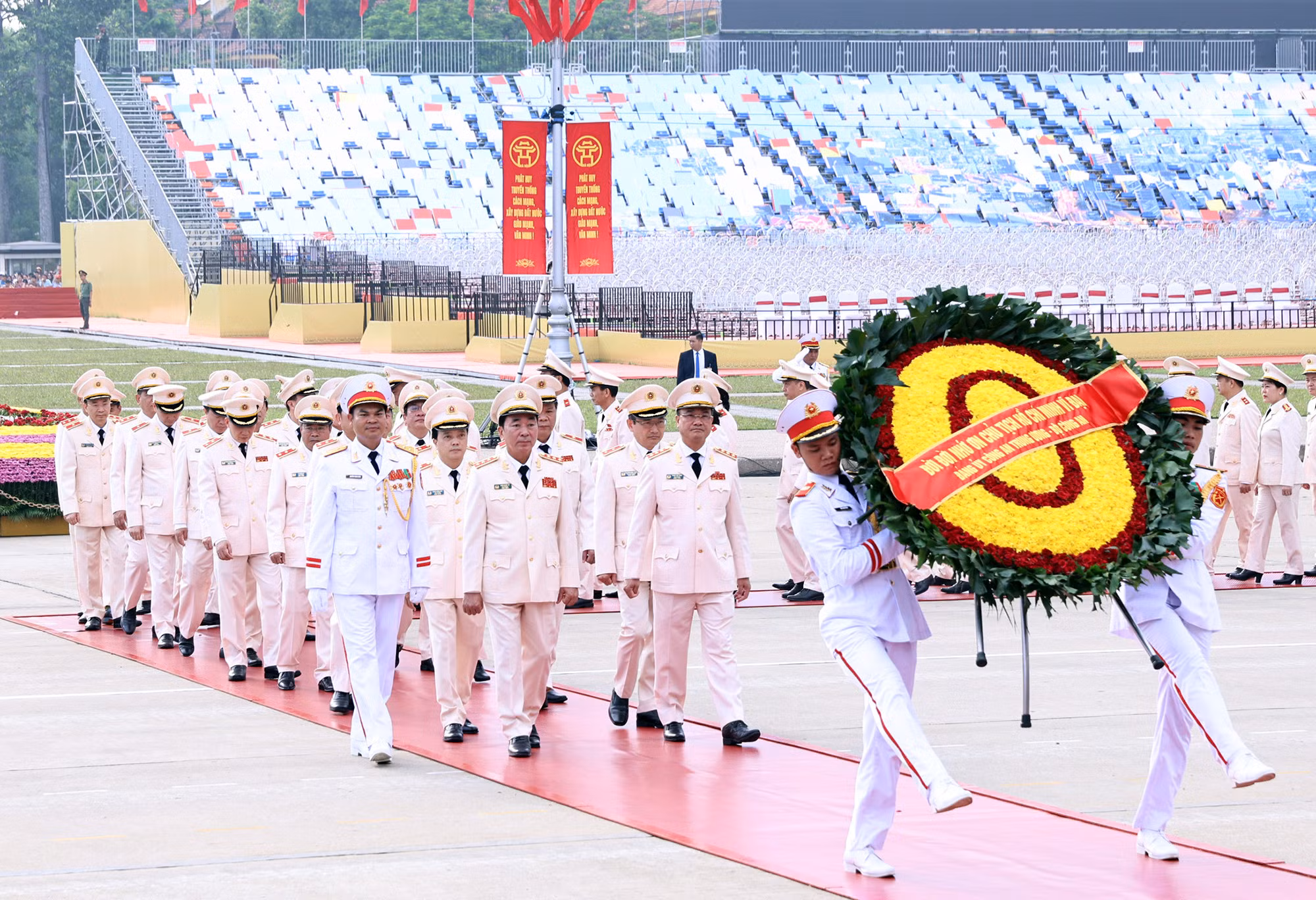 Lãnh đạo Đảng, Nhà nước, Bộ Công an viếng Chủ tịch Hồ Chí Minh và các Anh hùng liệt sĩ -1