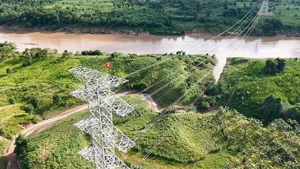 Thấy gì từ việc T&T Group của bầu Hiển thần tốc hoàn thành đường truyền tải điện từ Lào về Việt Nam?
