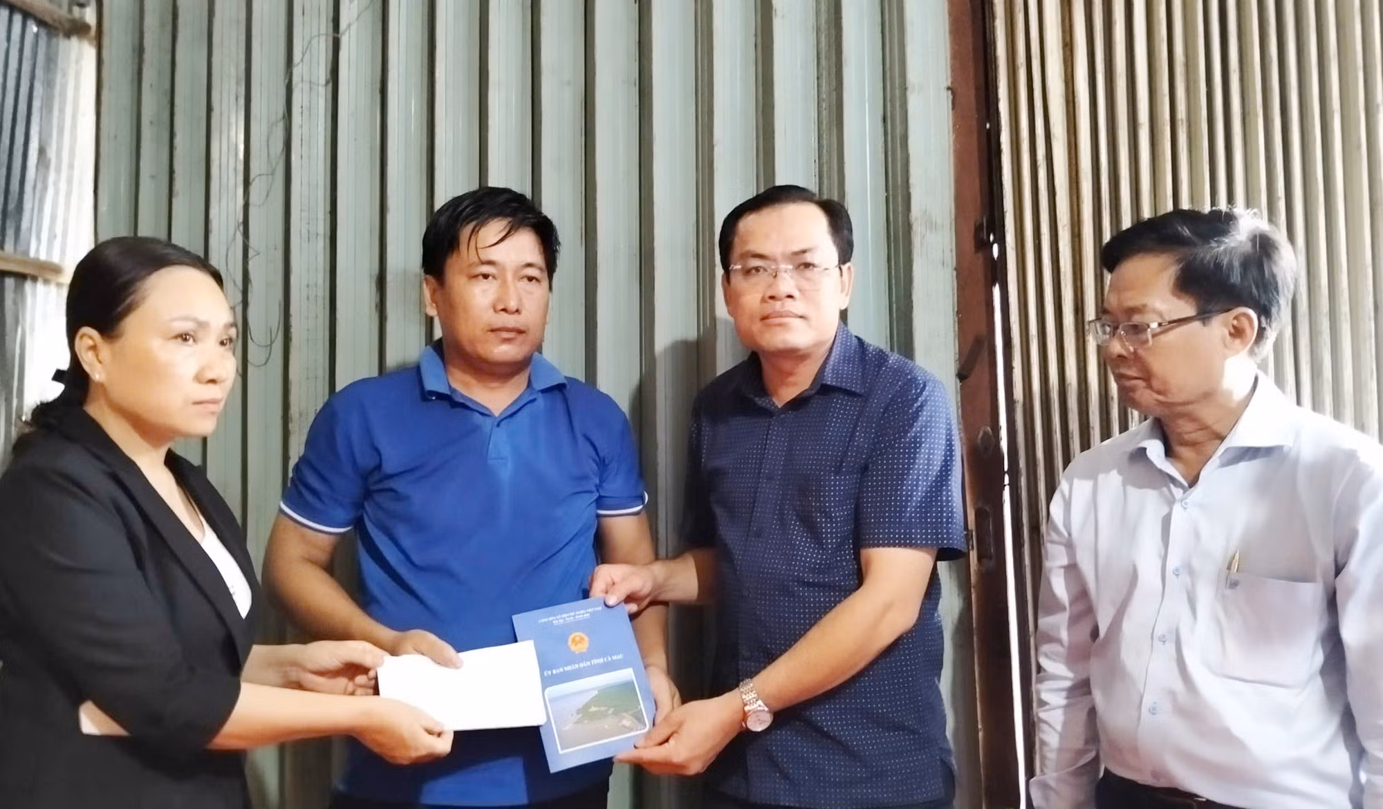 Lãnh đạo tỉnh Cà Mau thăm hỏi, hỗ trợ gia đình có người bị ong đốt tử vong -0