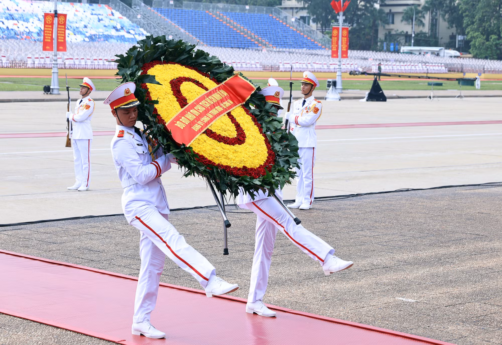 Lãnh đạo Đảng, Nhà nước, Bộ Công an viếng Chủ tịch Hồ Chí Minh và các Anh hùng liệt sĩ -0
