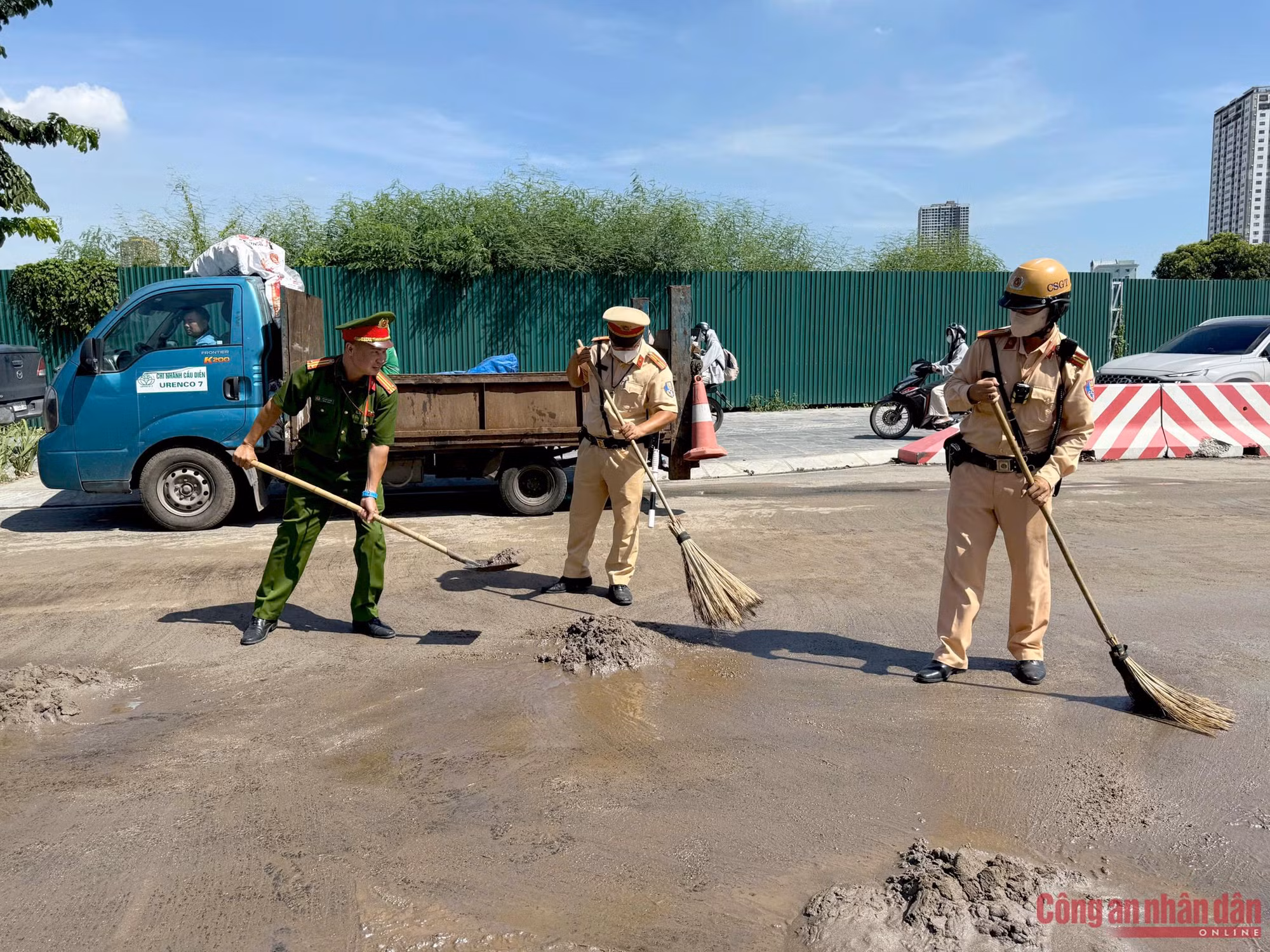 Cảnh sát truy tìm tài xế làm đổ dầu ra đường rồi bỏ đi ảnh 2 Cảnh sát truy tìm tài xế làm đổ dầu ra đường rồi bỏ -0