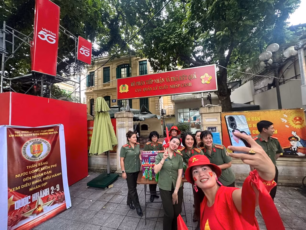 Cán bộ Cục Quản lý xuất nhập cảnh tặng nước phí, hỗ trợ người dân xem diễu binh, diễu hành -2