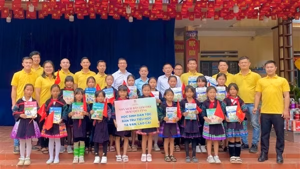Nhà xuất bản Giáo dục Việt Nam tặng sách giáo khoa cho học sinh các vùng khó khăn