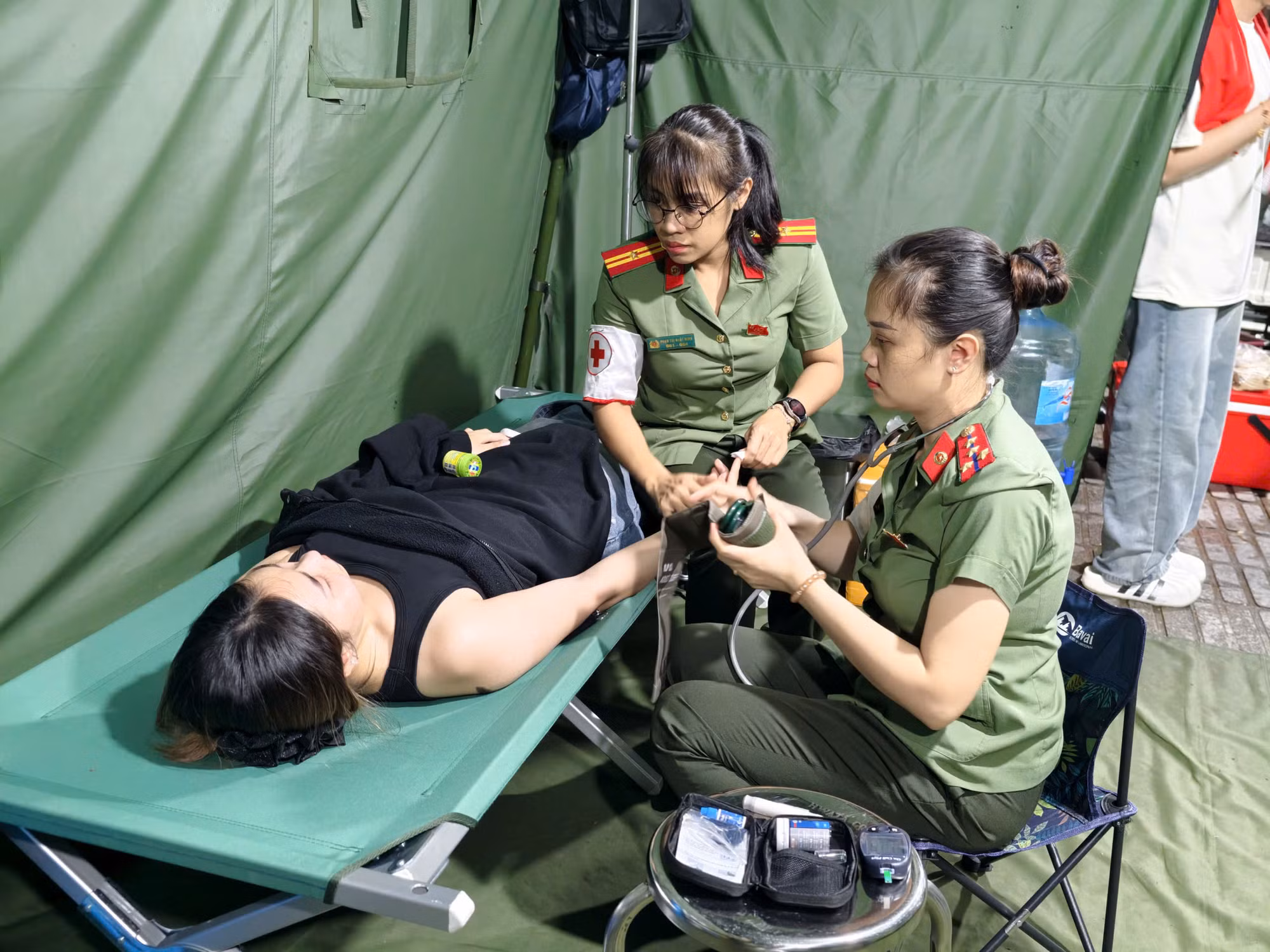 Cấp cứu kịp thời người dân bị ngất, khó thở, choáng mệt khi đi xem diễu binh -0