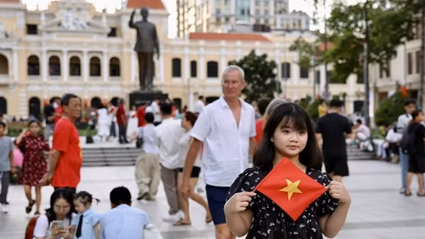 TP Hồ Chí Minh rộn ràng trước giờ diễn ra chương trình nghệ thuật "Ánh sao độc lập"