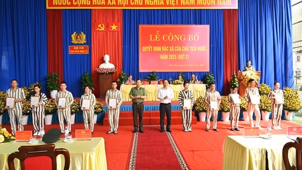 Thứ trưởng Lê Văn Tuyến mong những người được đặc xá xây dựng đời sống ổn định, không tái phạm tội