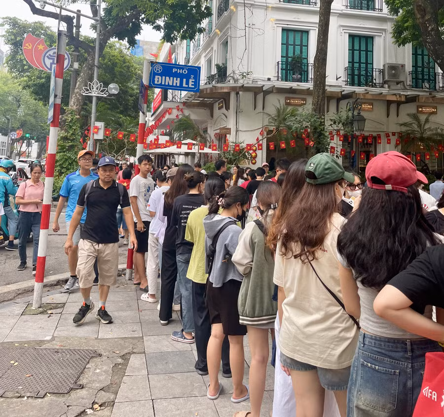 Đông đảo người dân xếp hàng quanh Bưu Điện Bờ Hồ đón chờ mô hình 3D Lăng Bác -0
