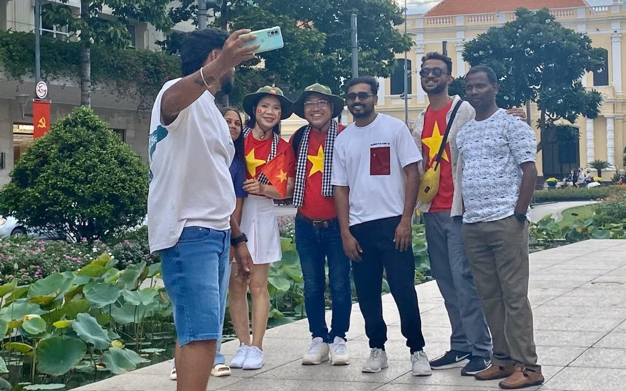 Không khí ngày Quốc khánh 2/9 rộn ràng tại TP Hồ Chí Minh trước giờ diễn ra chương trình nghệ thuật -0