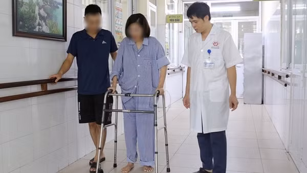 Cấp cứu thành công một phụ nữ nhảy cầu Bãi Cháy