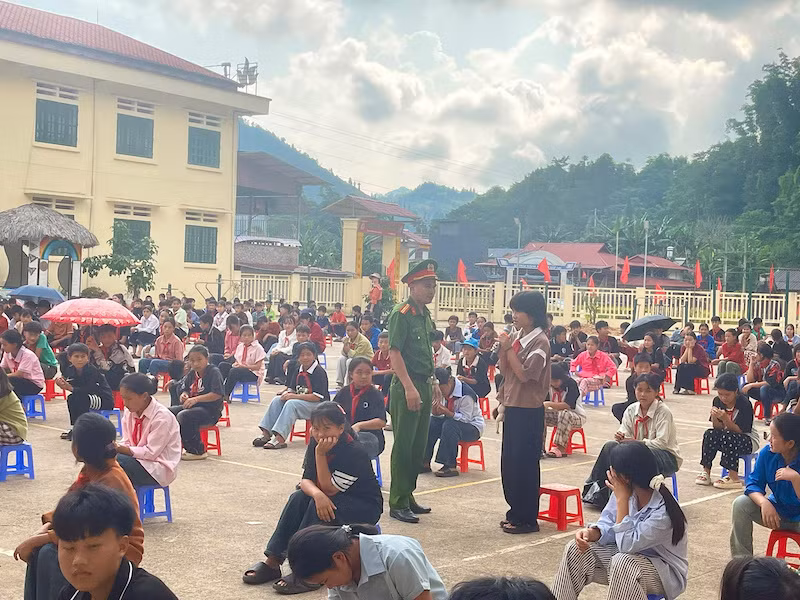 Công an xã trao tặng 25 chiếc xe đạp và 10 suất học bổng, trị giá khoảng 100 triệu đồng cho học sinh có hoàn cảnh khó khăn -0