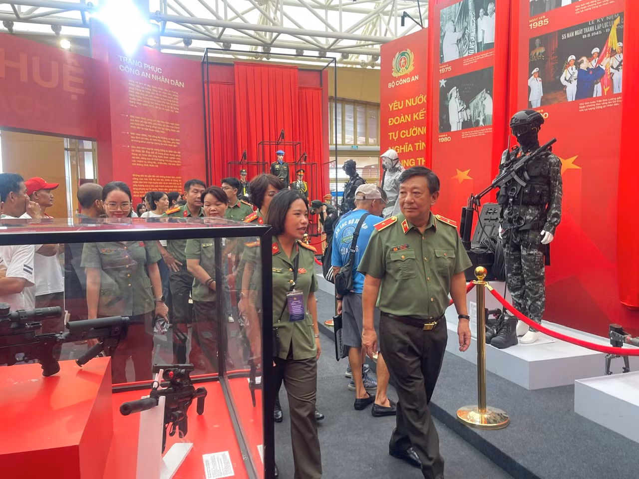 Đoàn đại biểu Cục Truyền thông CAND tham quan không gian triển lãm 80 năm thành tựu đất nước -0