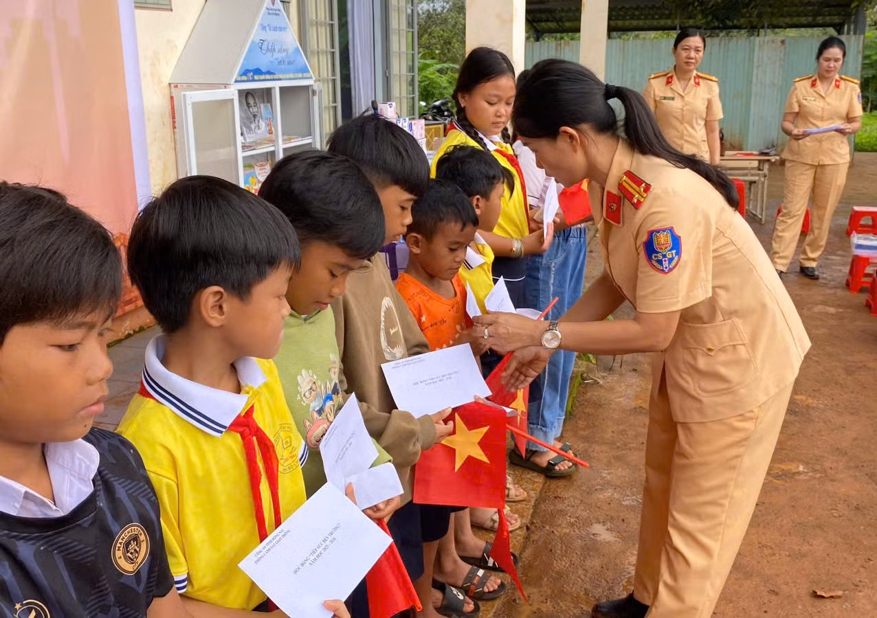 Tiếp sức học sinh nghèo vùng biên giới -0