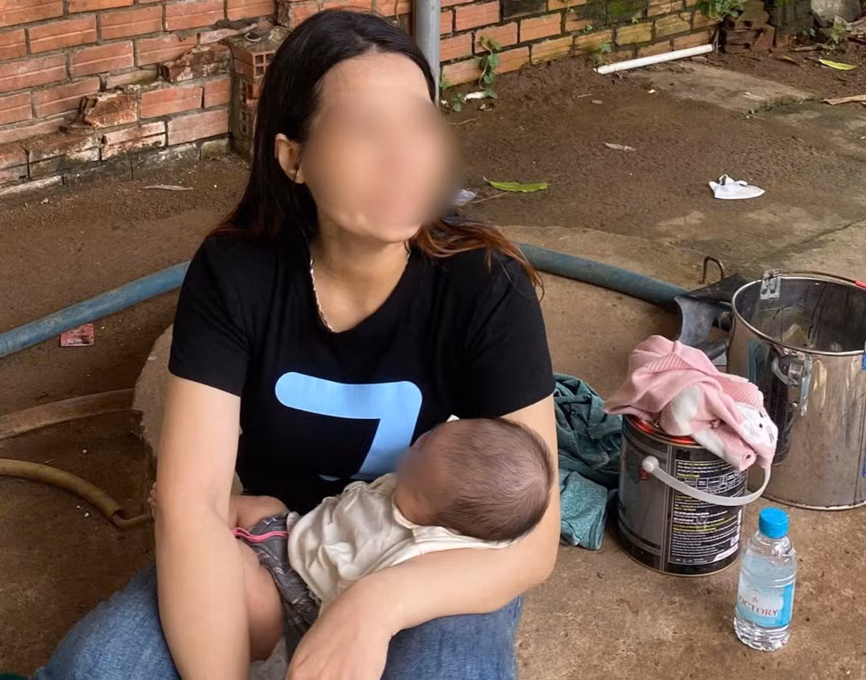 Công an xã giải cứu người mẹ tâm thần bế con lang thang ở Đồng Nai -0