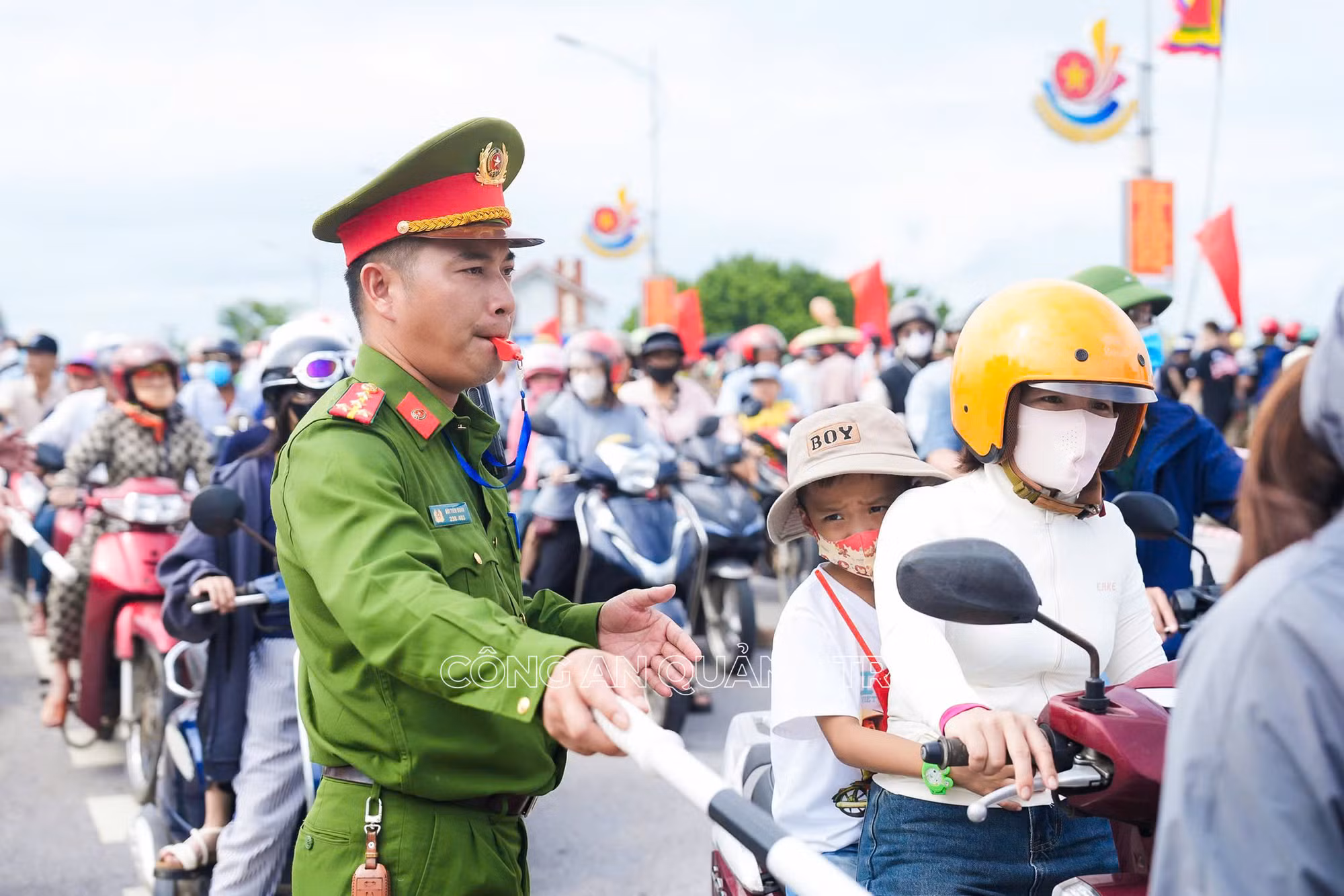 Công an Quảng Trị bảo đảm tuyệt đối an toàn Lễ hội đua, bơi thuyền trên sông Kiến Giang năm 2025 -0