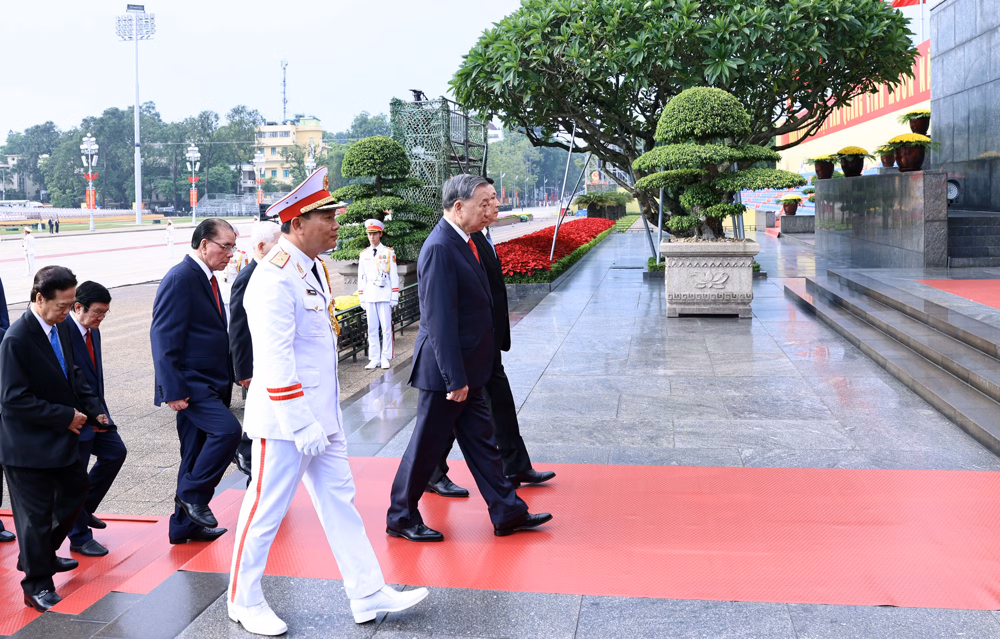 Lãnh đạo Đảng, Nhà nước, Bộ Công an viếng Chủ tịch Hồ Chí Minh và các Anh hùng liệt sĩ -1