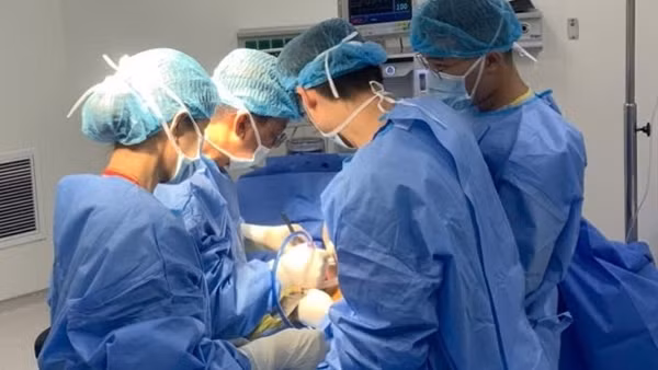 Cấp cứu người đàn ông có trái tim bên phải