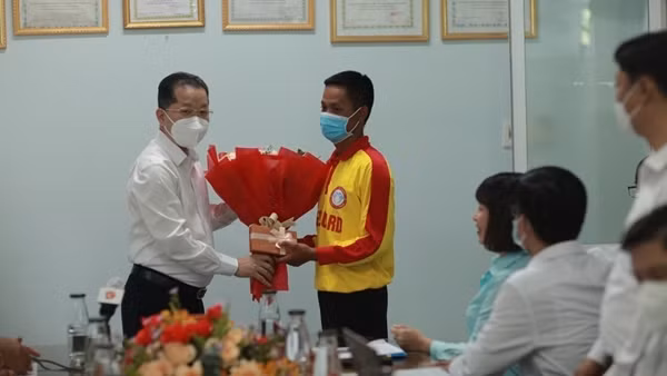 Tìm kiếm hai thanh niên bị nước cuốn trôi trên kênh Minh Tân ảnh 2