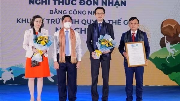 Đón bằng công nhận Khu dự trữ sinh quyển thế giới Núi Chúa